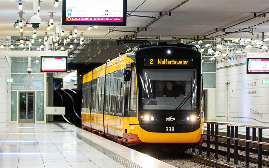 Projekt TramTrain Fahrzeug im Bahnhof